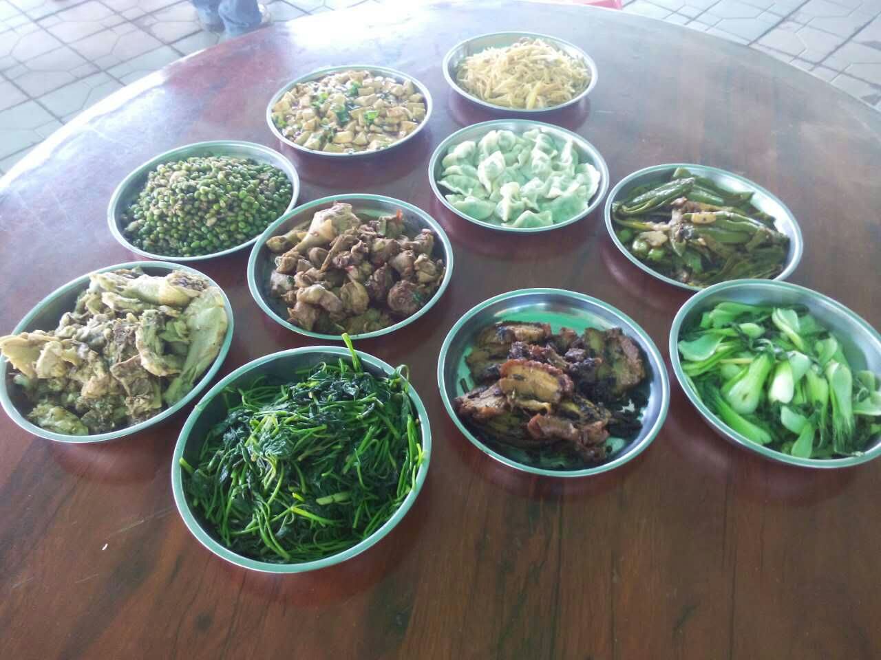 豐盛的農(nóng)家午餐